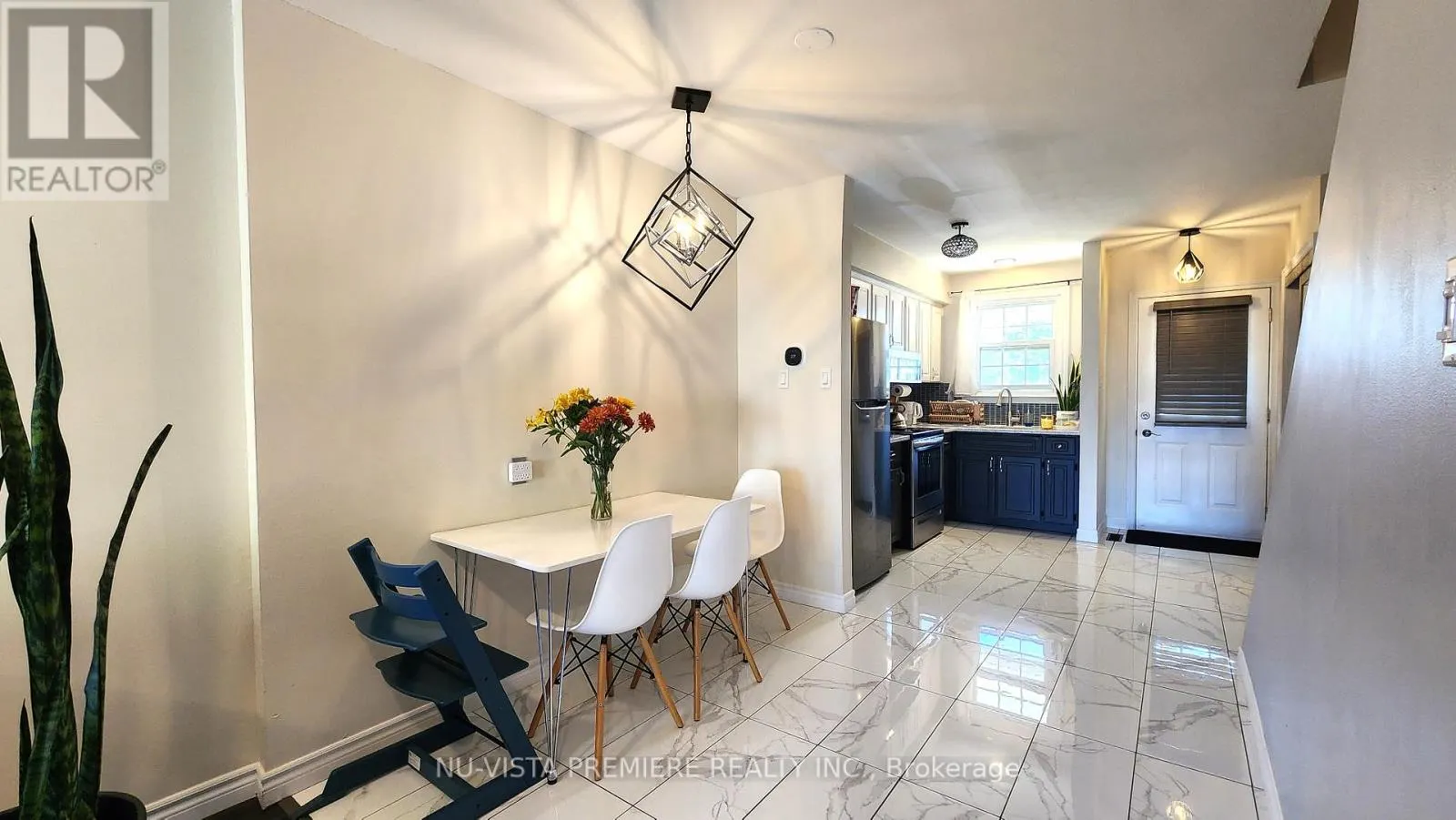 E - 143 WELLESLEY CRESCENT, #E