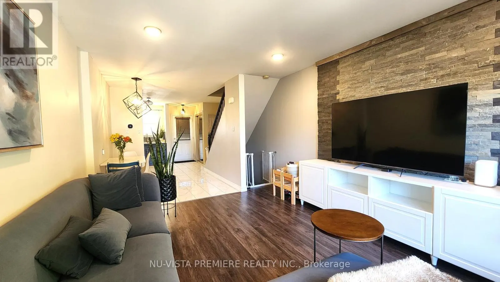 E - 143 WELLESLEY CRESCENT, #E
