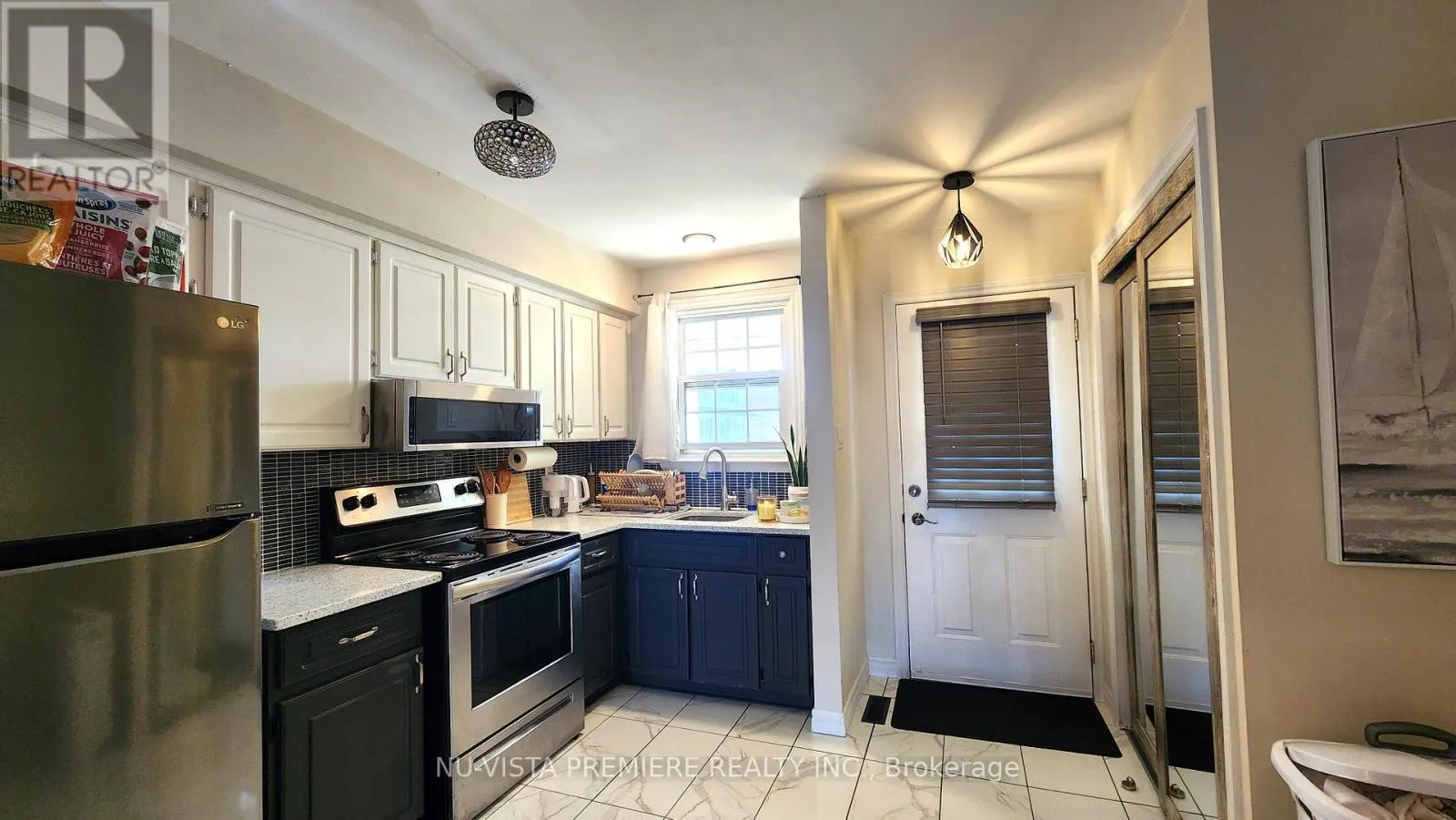 E - 143 WELLESLEY CRESCENT, #E