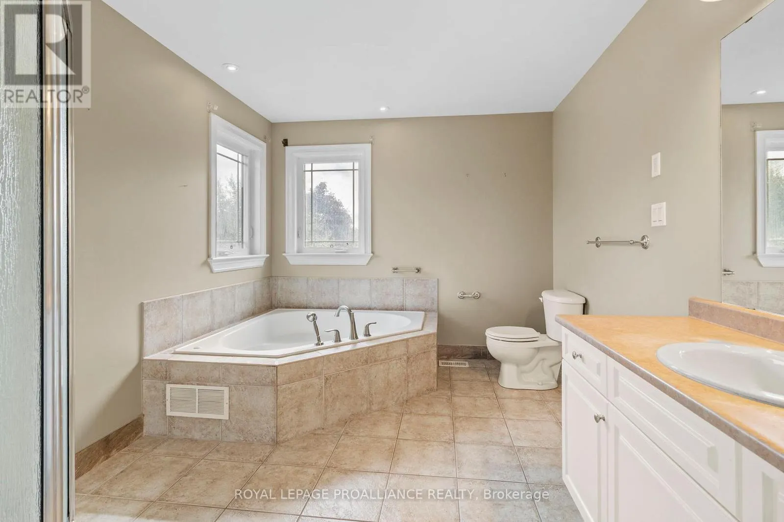 1009 CRESTWOOD DRIVE