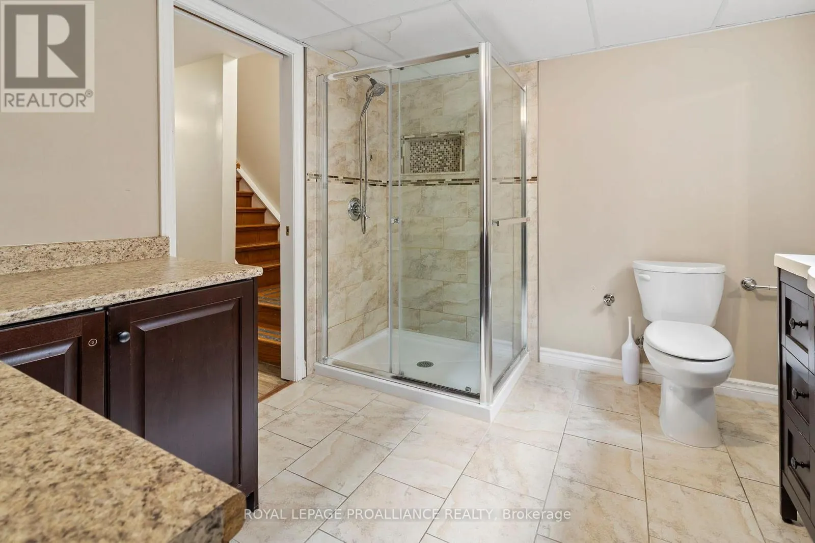 1009 CRESTWOOD DRIVE