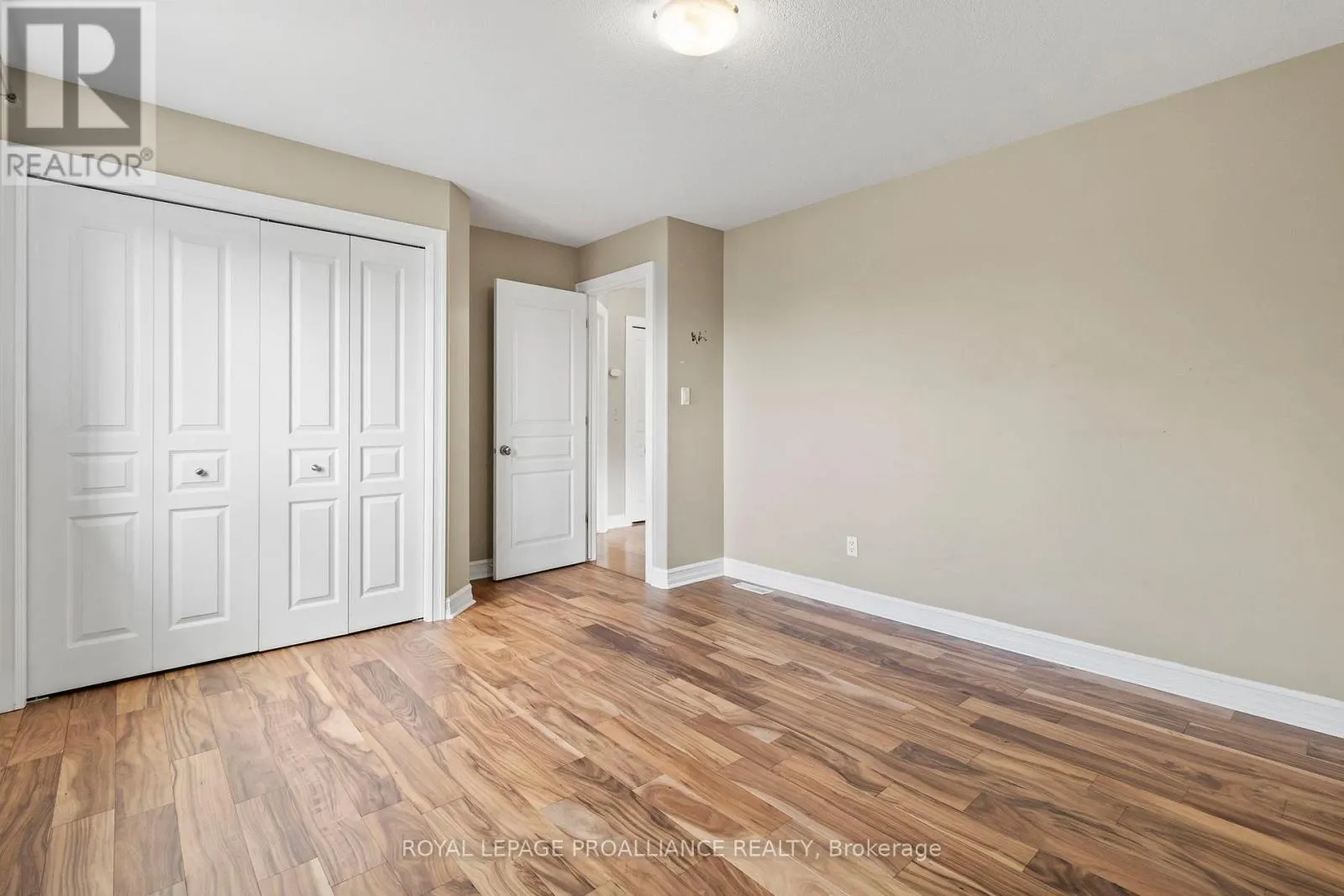 1009 CRESTWOOD DRIVE