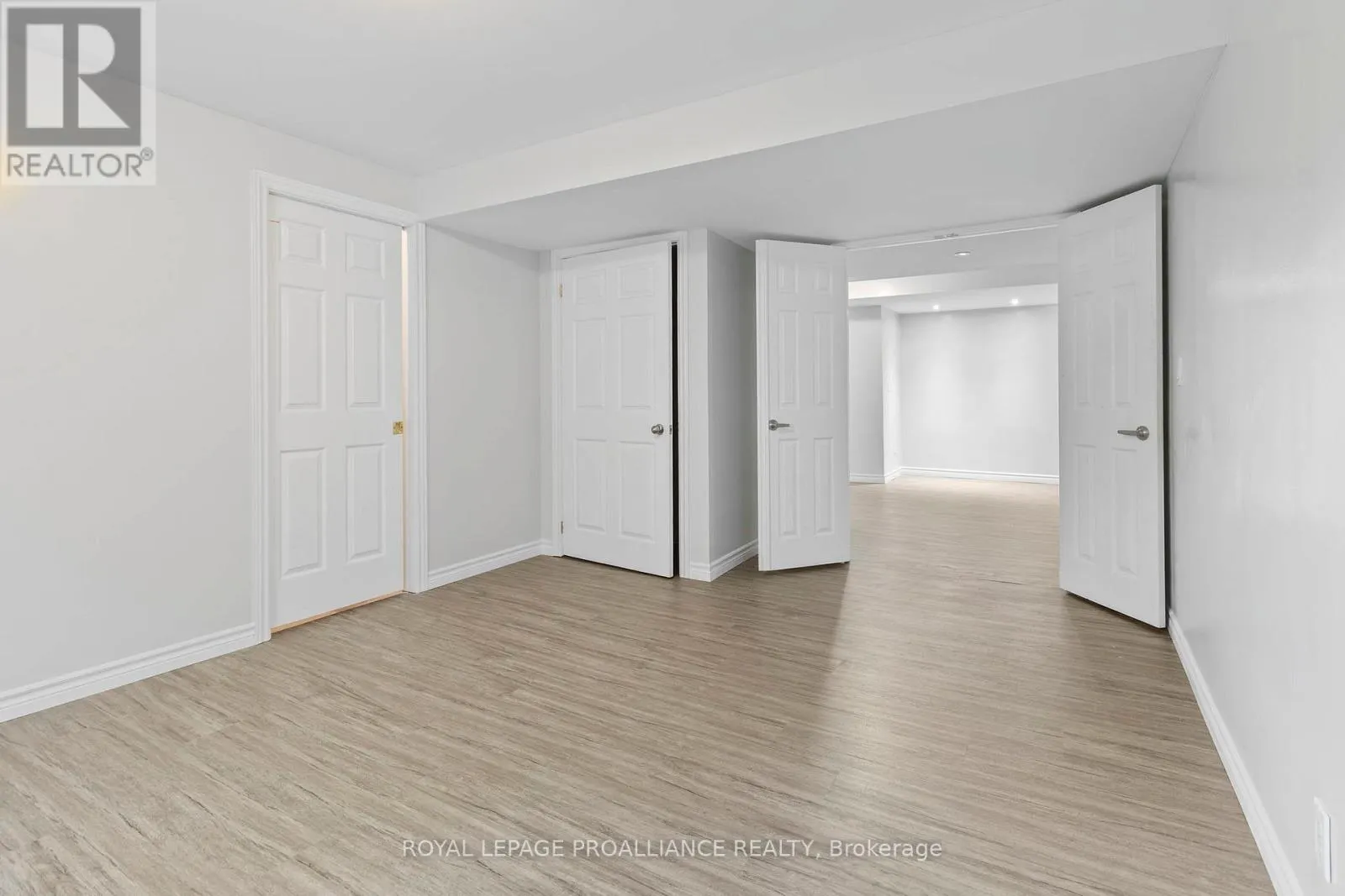 1009 CRESTWOOD DRIVE