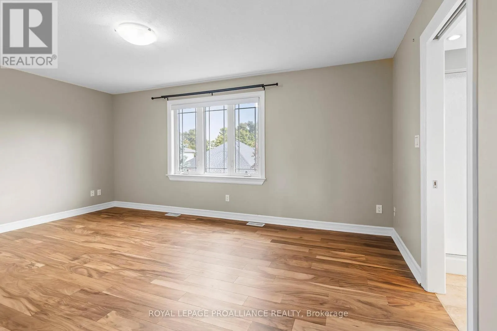 1009 CRESTWOOD DRIVE