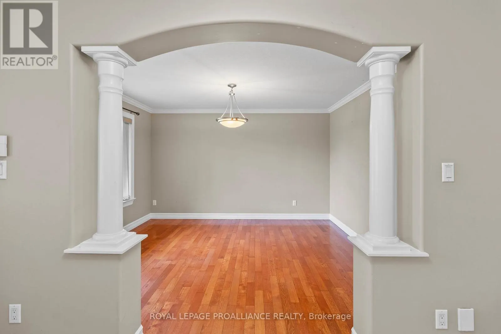 1009 CRESTWOOD DRIVE
