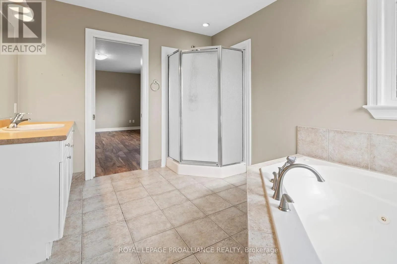 1009 CRESTWOOD DRIVE
