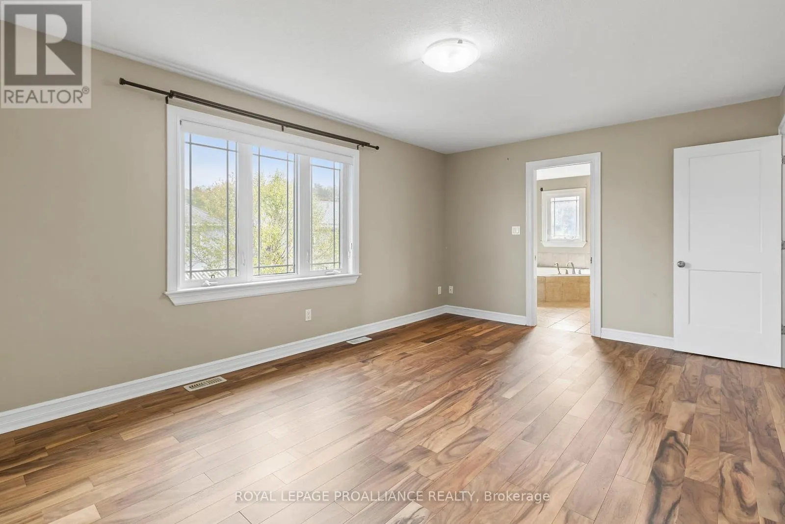 1009 CRESTWOOD DRIVE