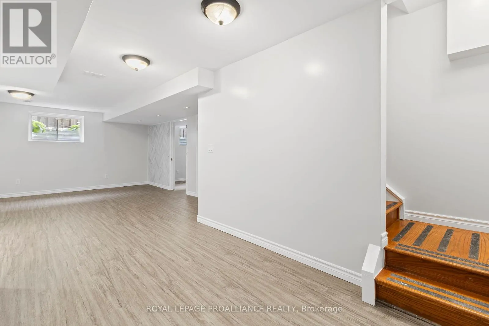 1009 CRESTWOOD DRIVE