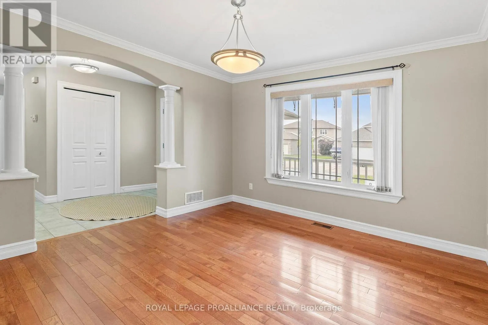 1009 CRESTWOOD DRIVE