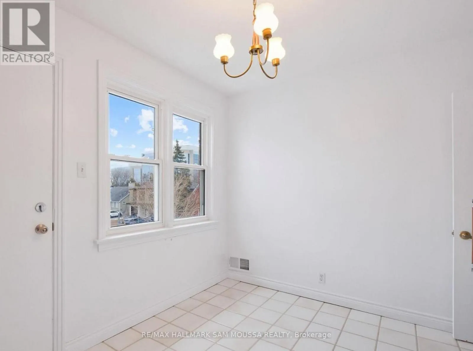 3 - 309 CURRELL AVENUE N