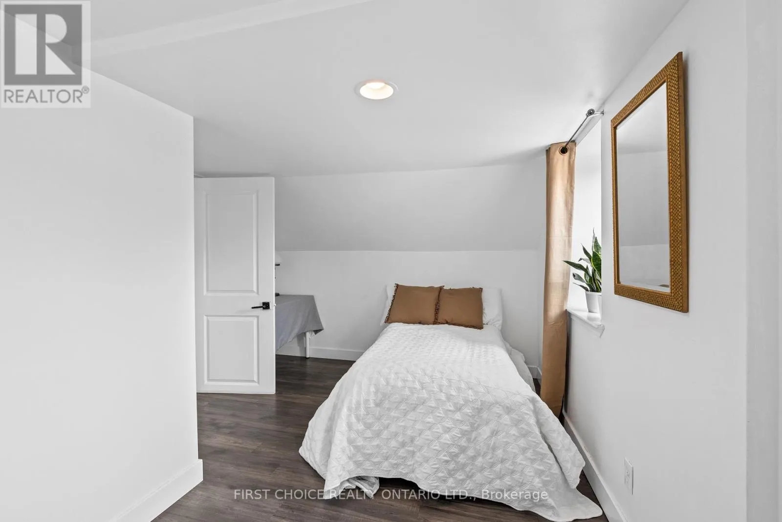 10 CAMPBELL REID COURT