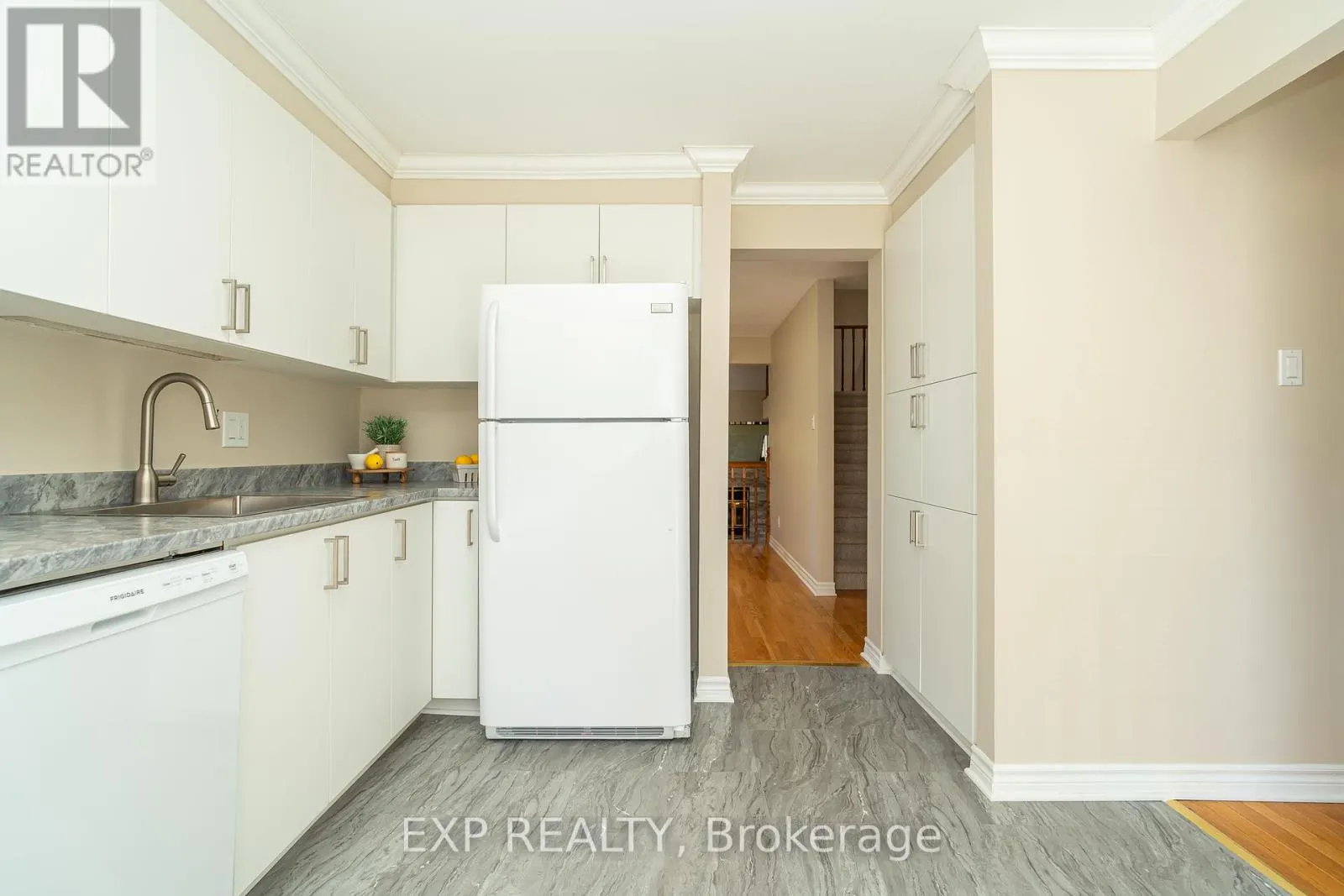 32 MAPLE VIEW CRESCENT
