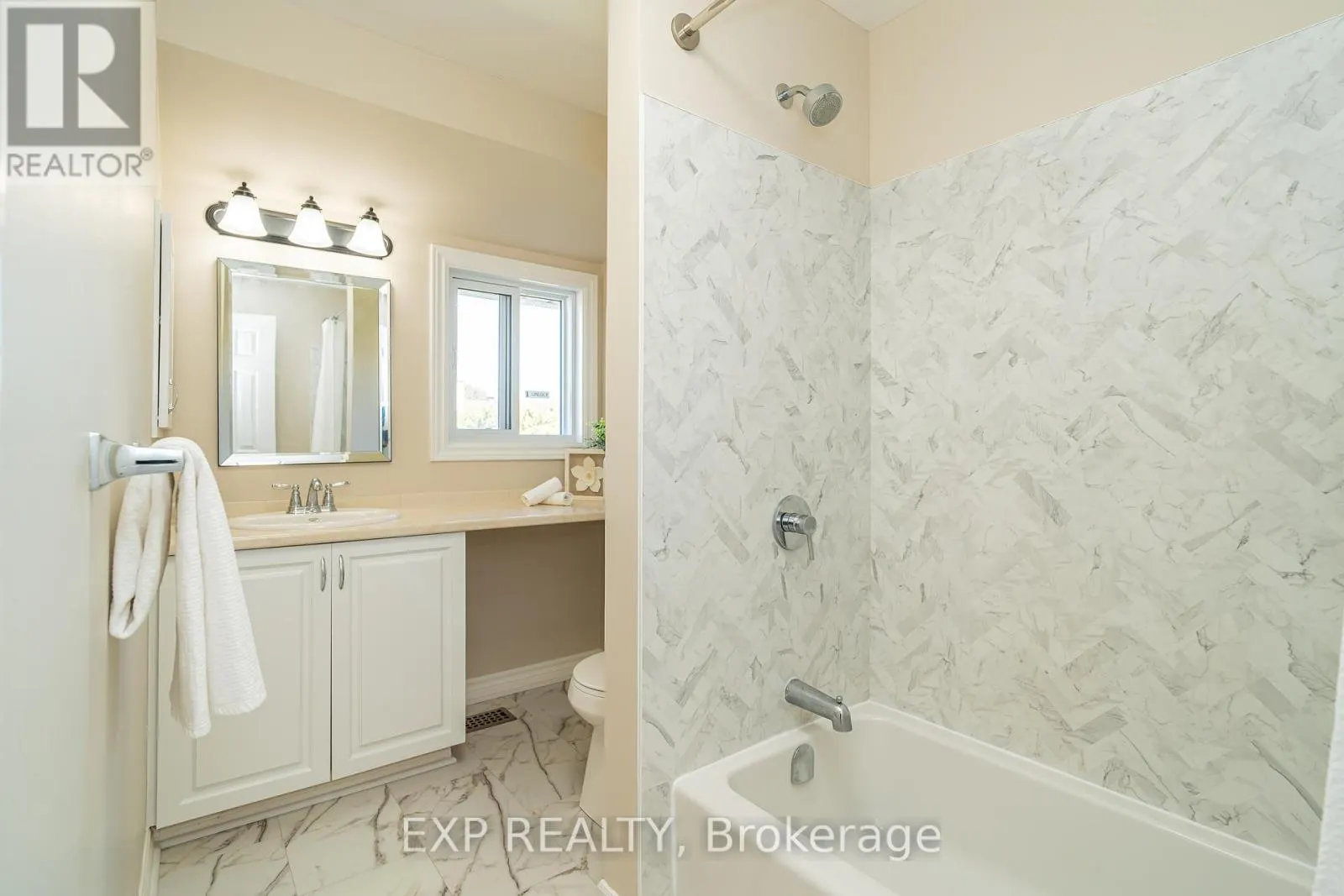 32 MAPLE VIEW CRESCENT