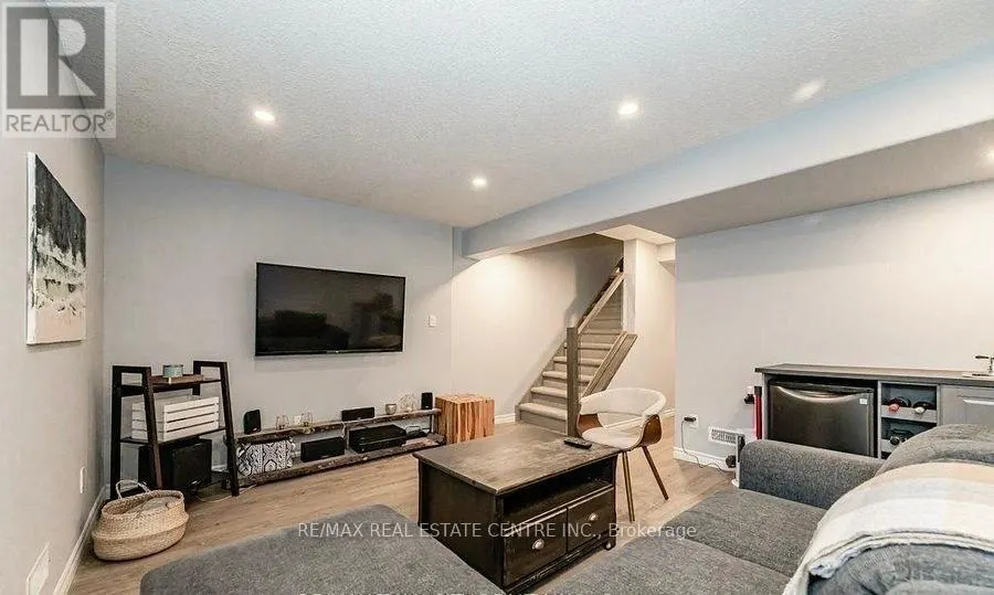 85 BANKSIDE DRIVE