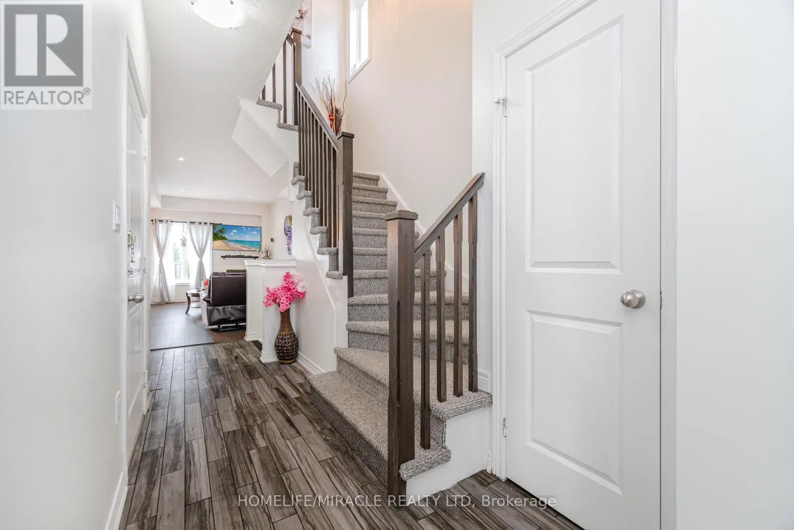 24 KINGSBOROUGH DRIVE
