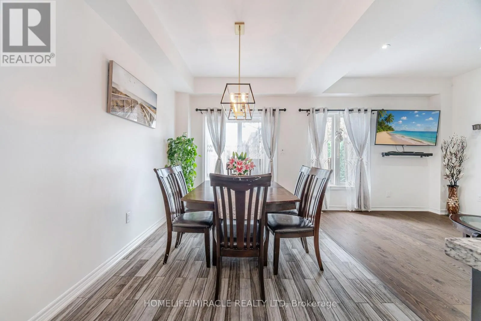 24 KINGSBOROUGH DRIVE