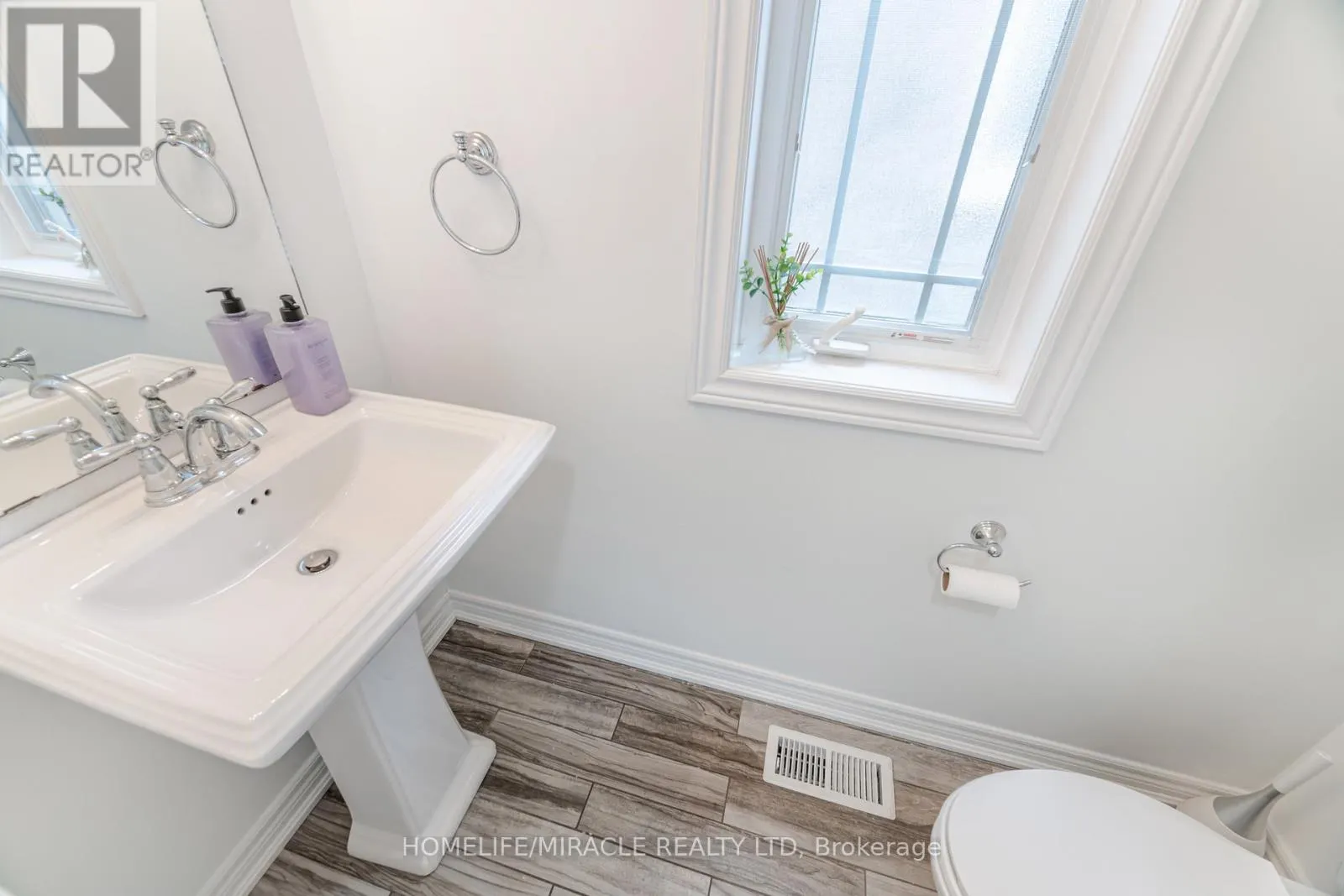 24 KINGSBOROUGH DRIVE