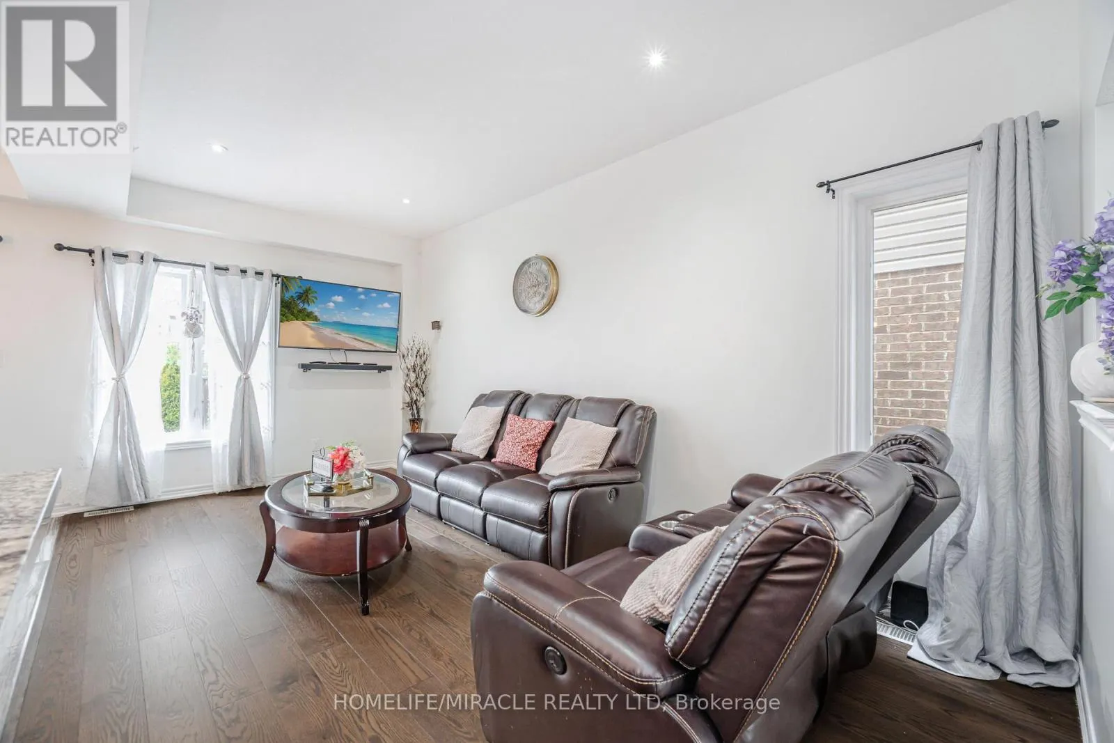 24 KINGSBOROUGH DRIVE