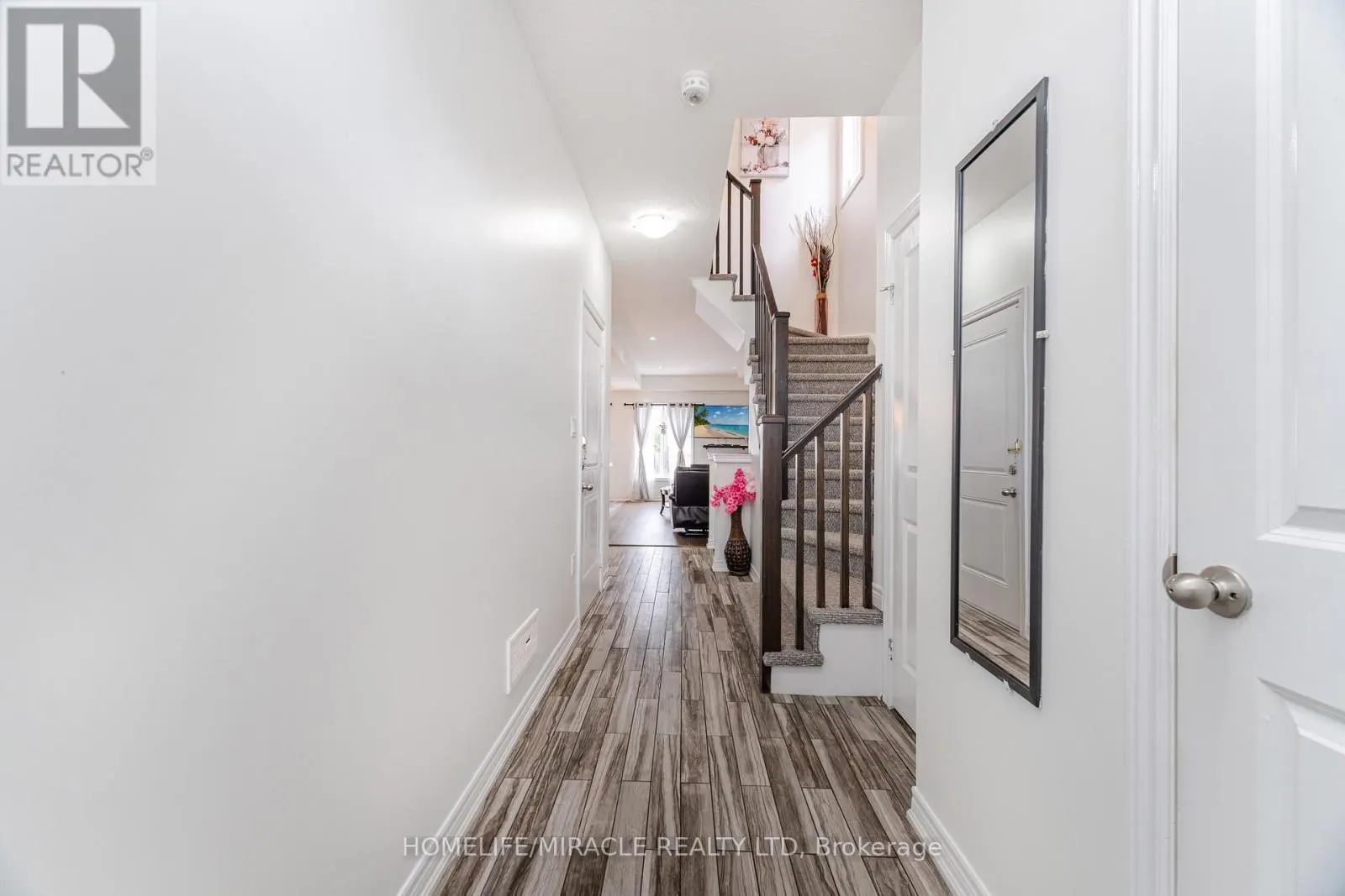 24 KINGSBOROUGH DRIVE