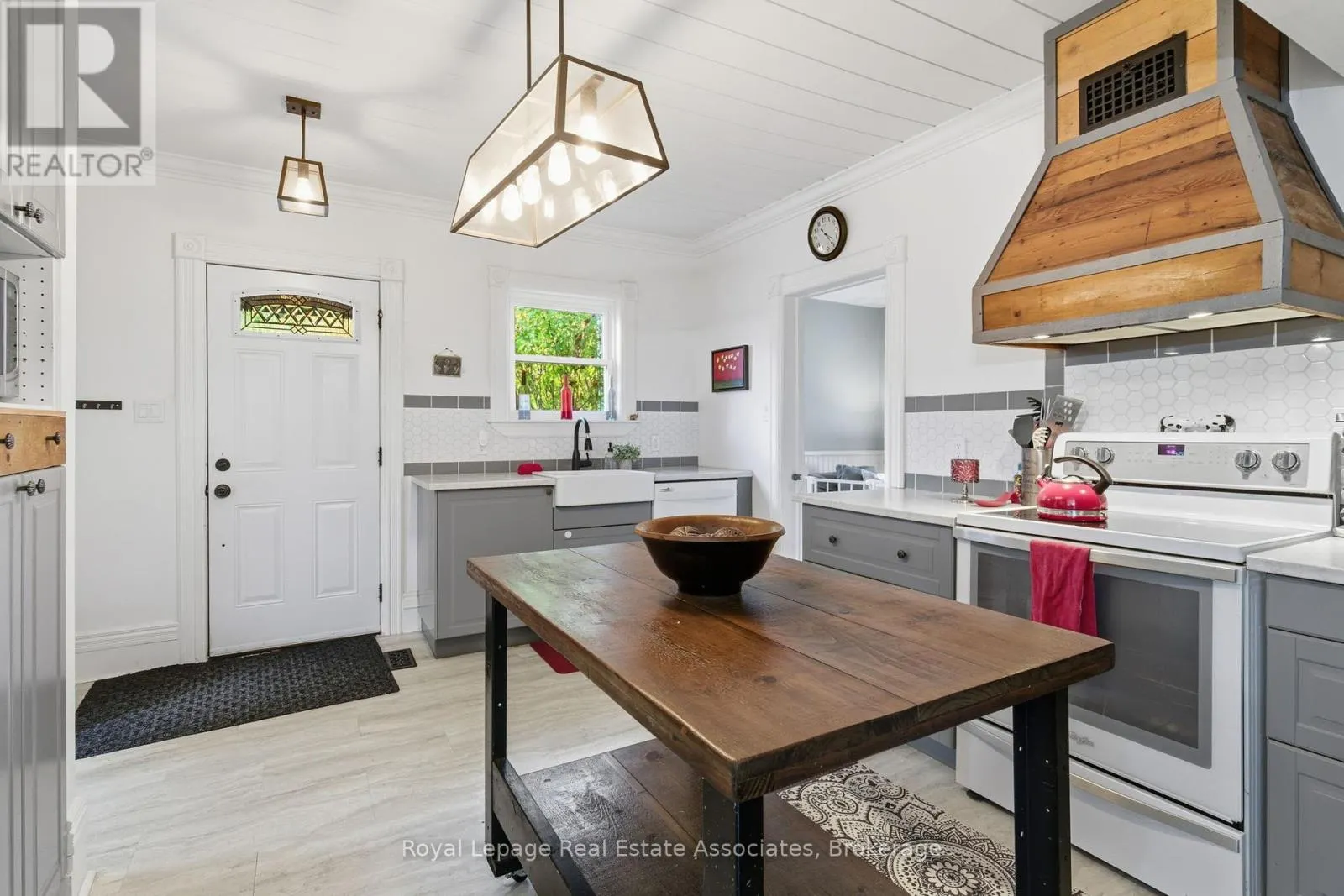 3 SHAW AVENUE E