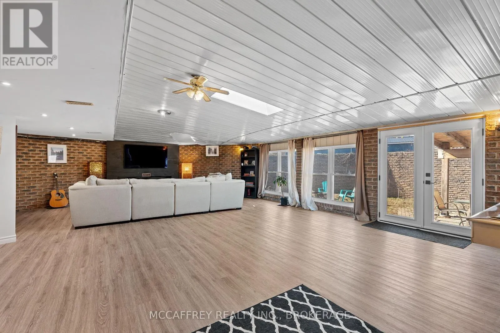 137 THOMAS STREET W