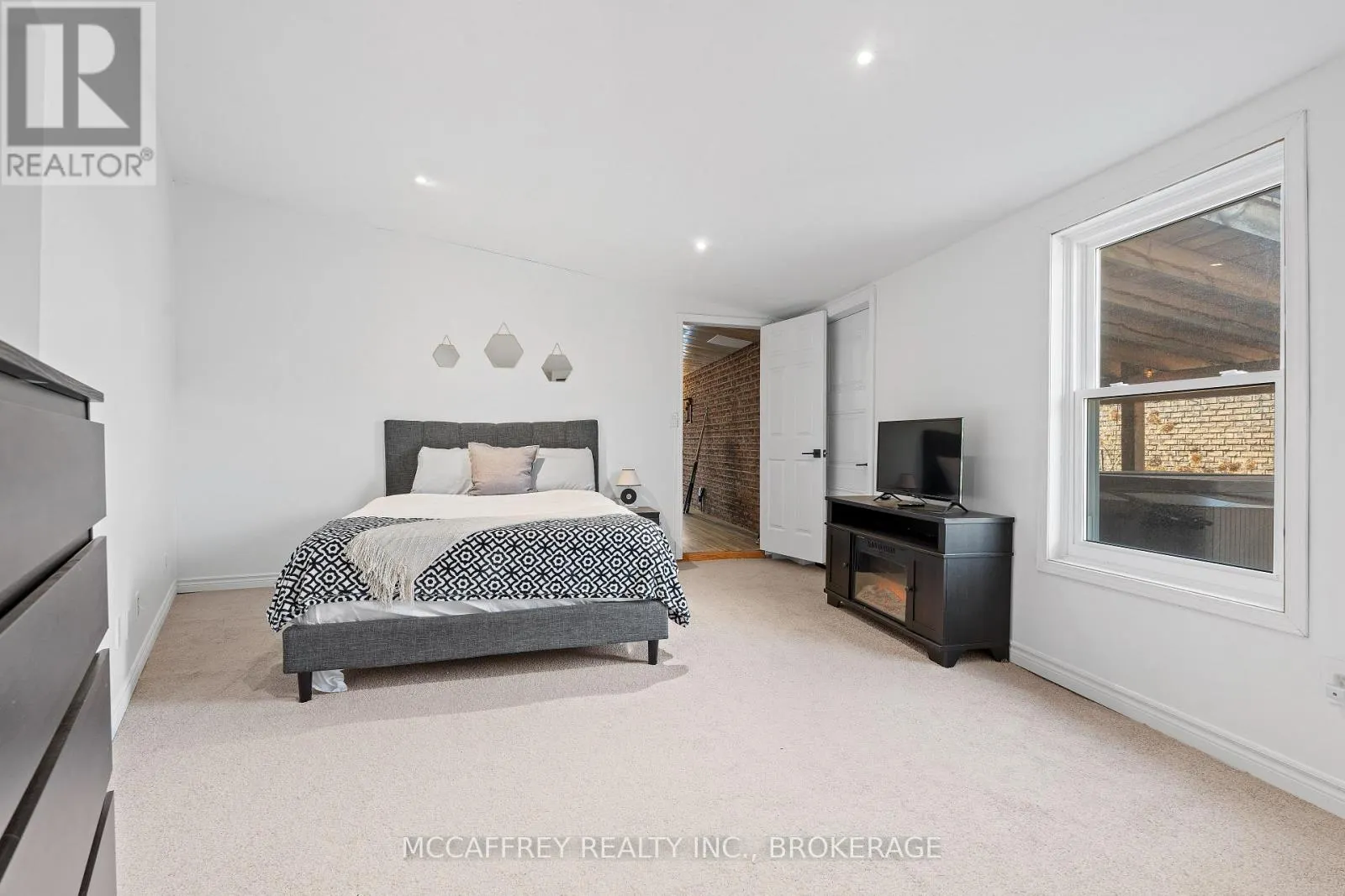 137 THOMAS STREET W