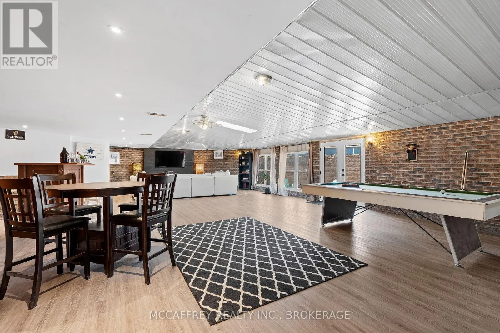 137 THOMAS STREET W