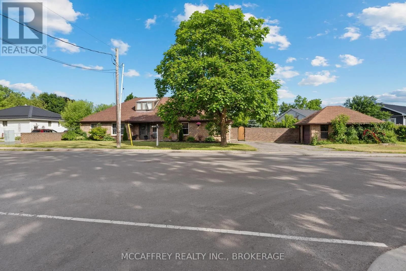 137 THOMAS STREET W
