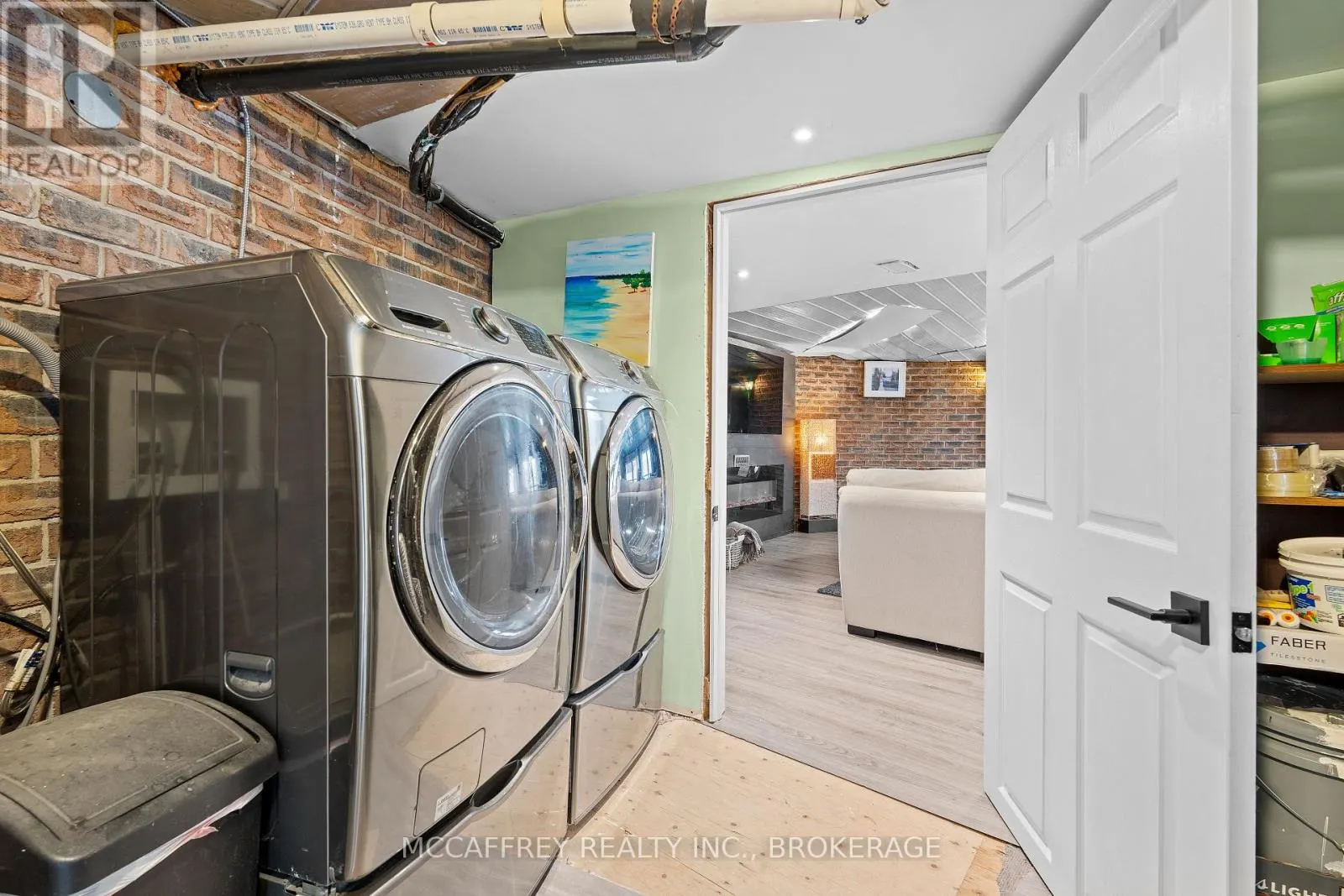 137 THOMAS STREET W