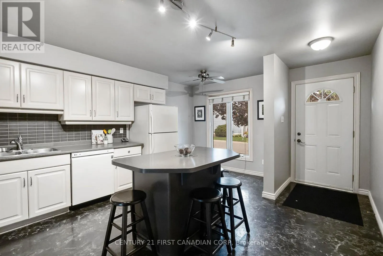 85 - 120 CENTRE STREET, #85