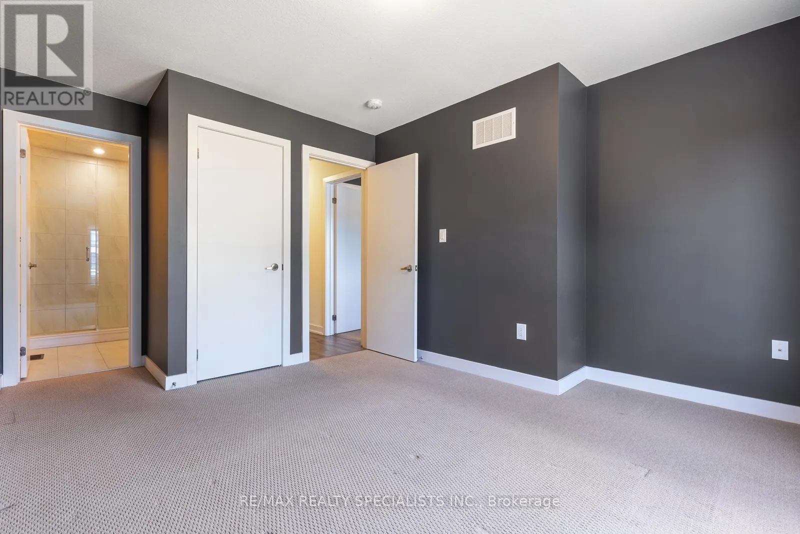 135 - 590 NORTH SERVICE ROAD