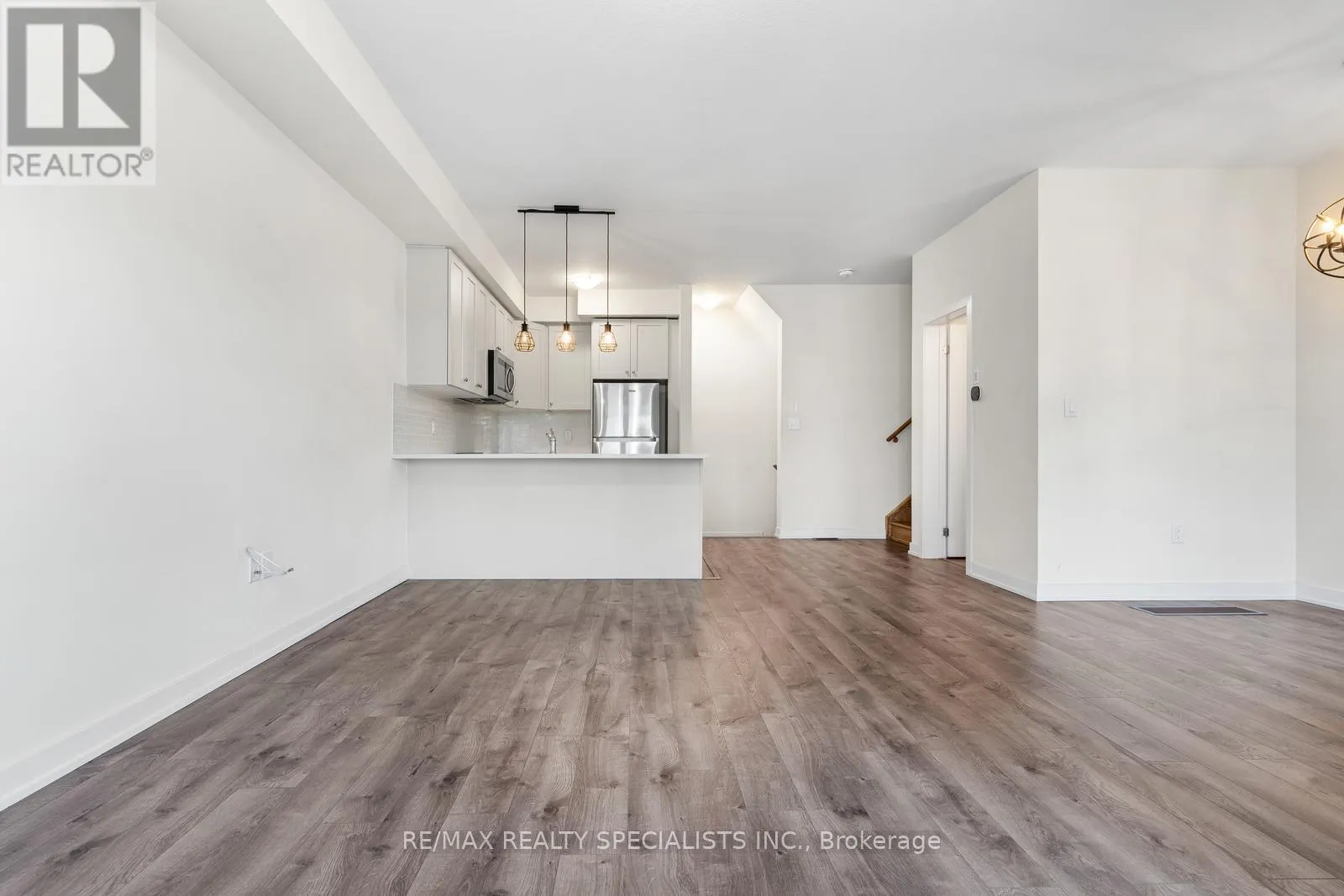 135 - 590 NORTH SERVICE ROAD