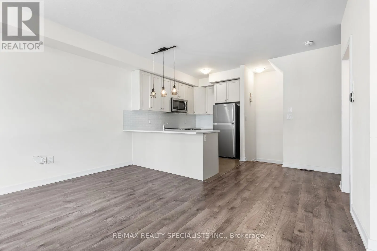135 - 590 NORTH SERVICE ROAD