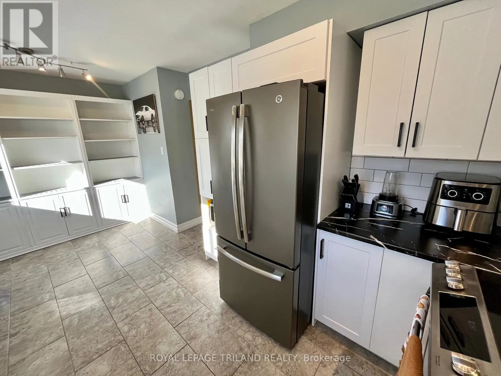9 - 577 THIRD STREET, #9