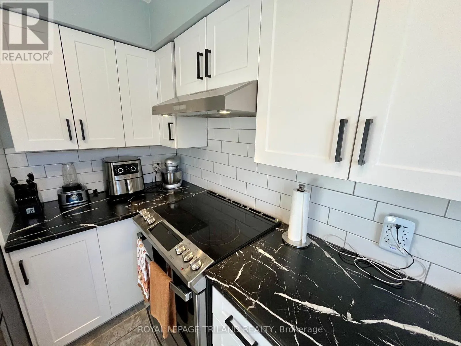 9 - 577 THIRD STREET, #9
