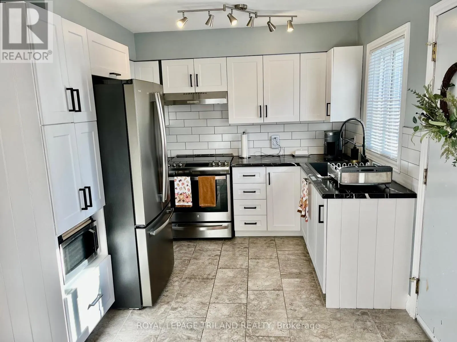 9 - 577 THIRD STREET, #9
