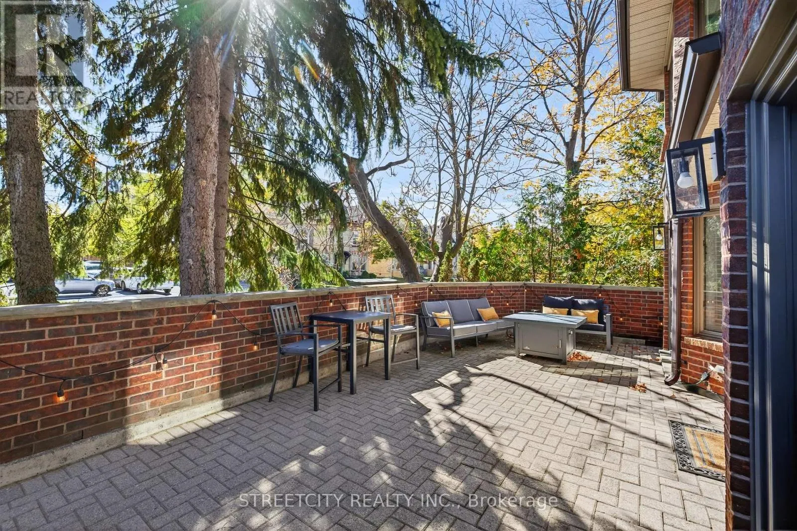 2-152 ALBERT STREET