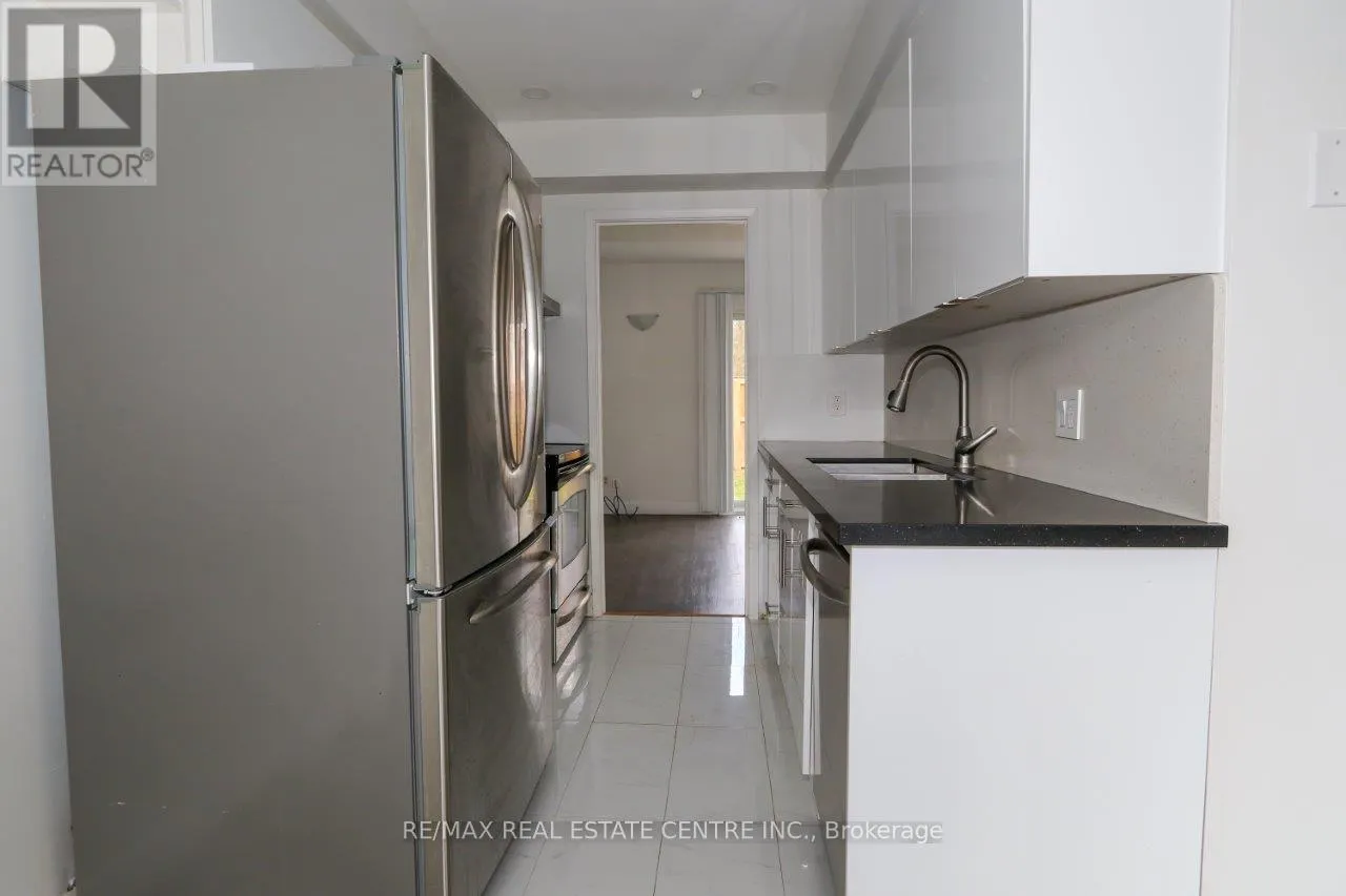 1 - 411 KEATS WAY, #1