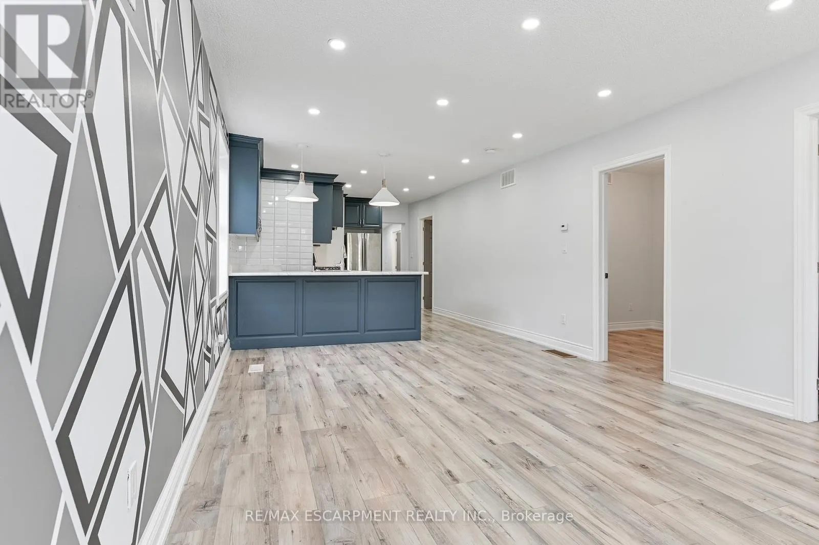 UPPER - 54 CRAIGMILLER AVENUE