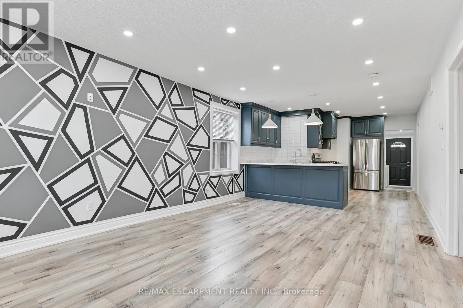 UPPER - 54 CRAIGMILLER AVENUE