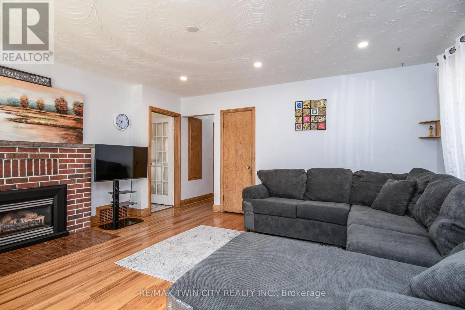 48 CHRISTOPHER DRIVE