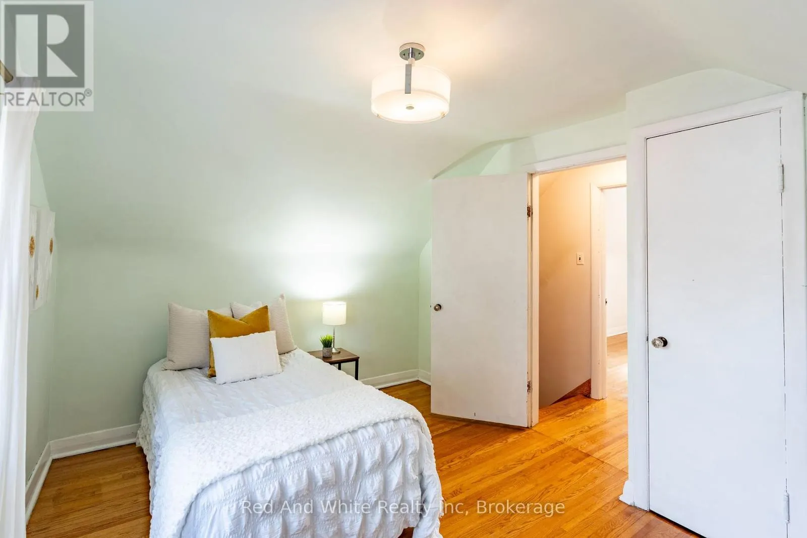 110 ELLIS CRESCENT S