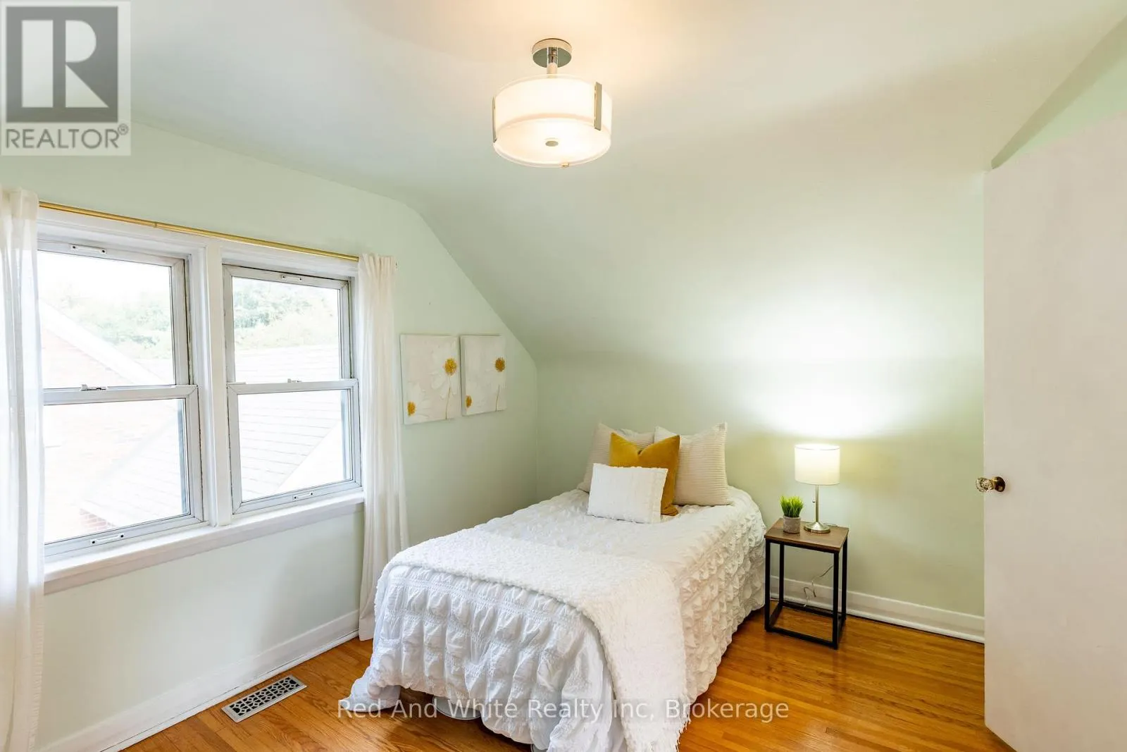 110 ELLIS CRESCENT S