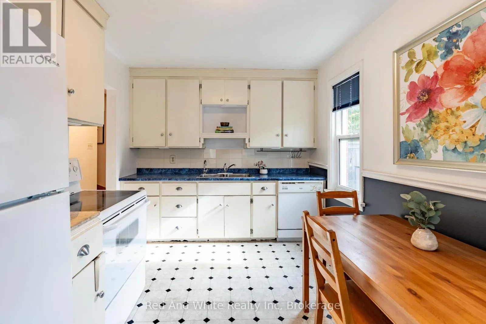 110 ELLIS CRESCENT S