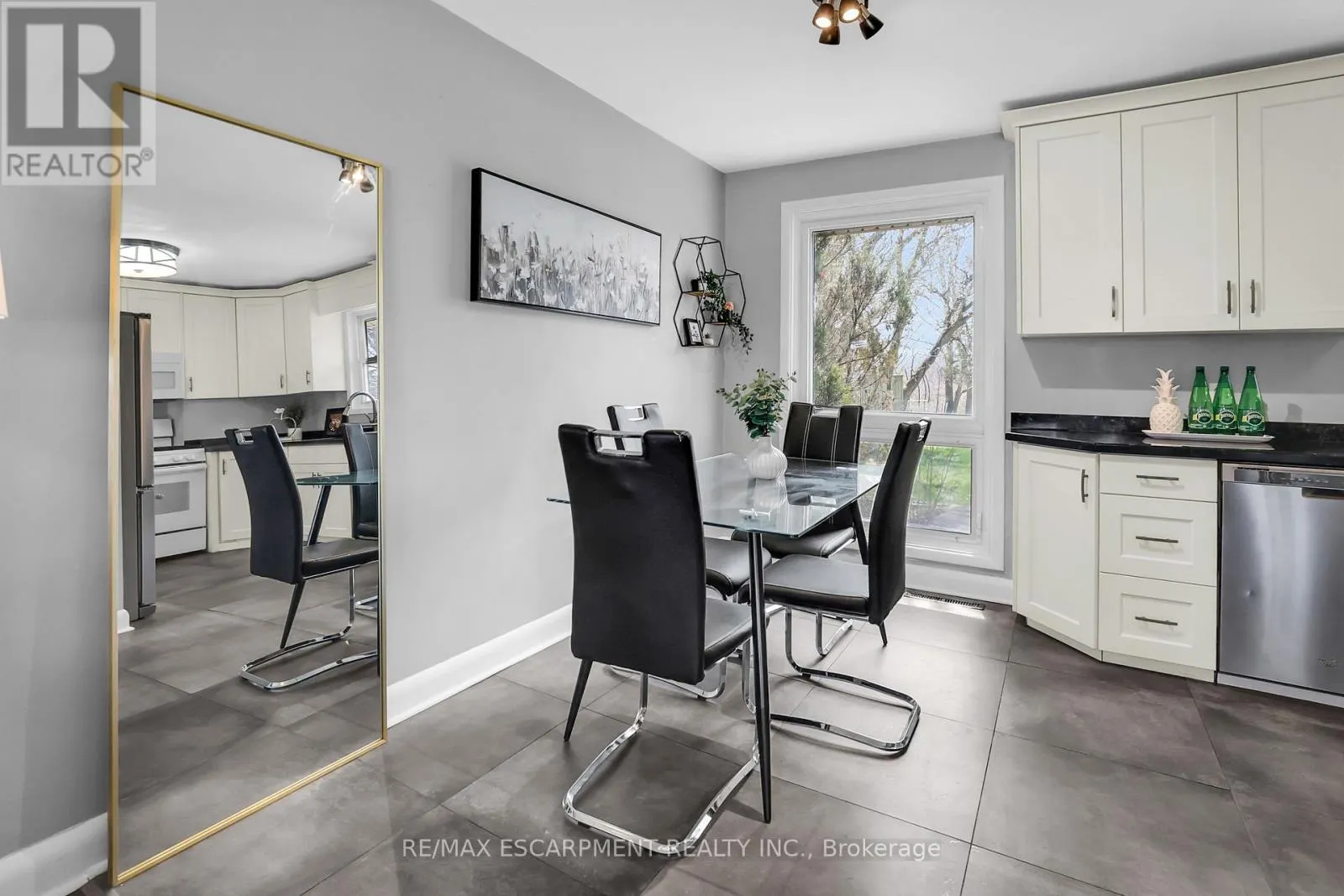 230 ST. CATHARINES STREET