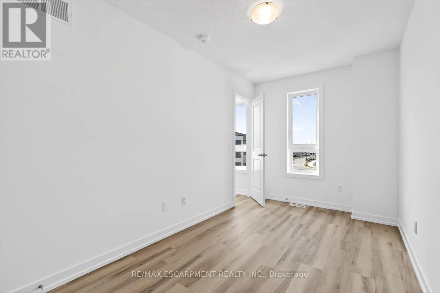 39 - 70 KENESKY DRIVE