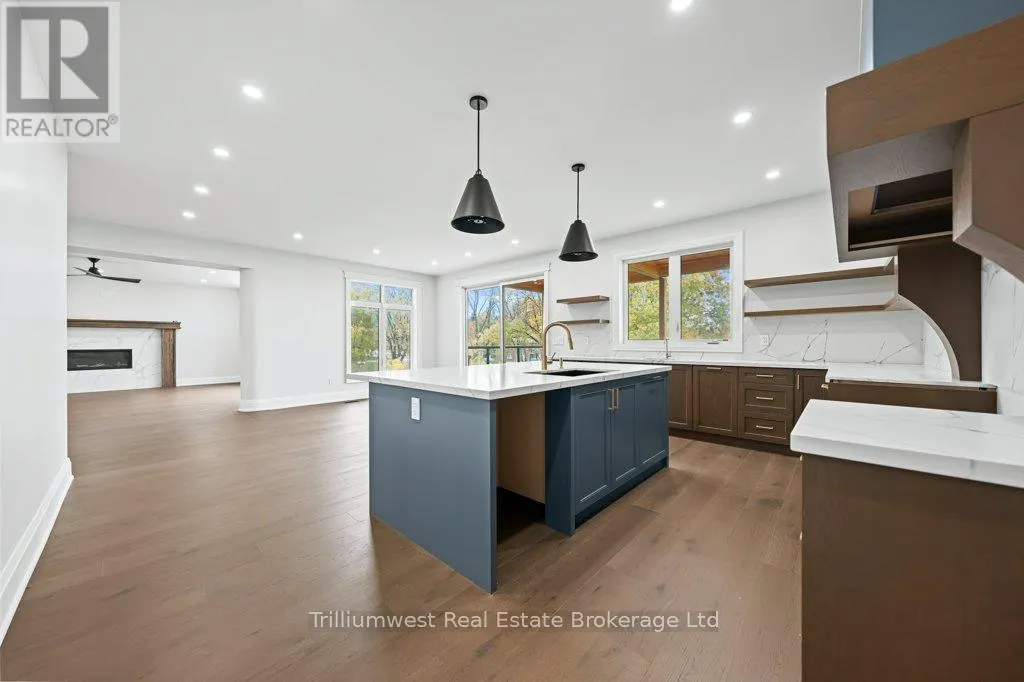 47 WHITCOMBE WAY