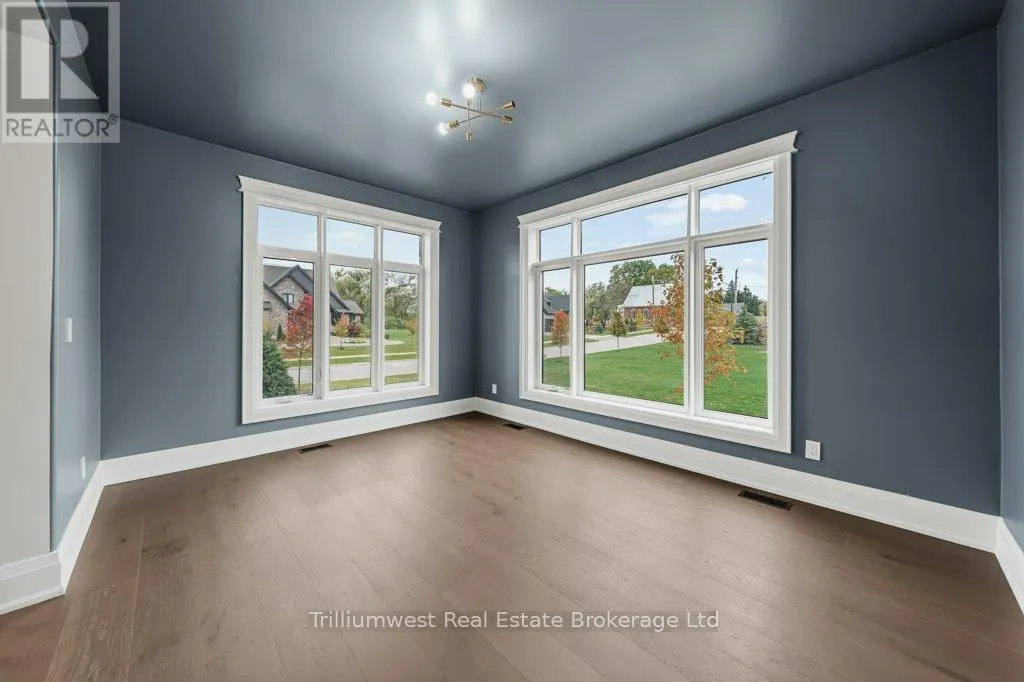 47 WHITCOMBE WAY