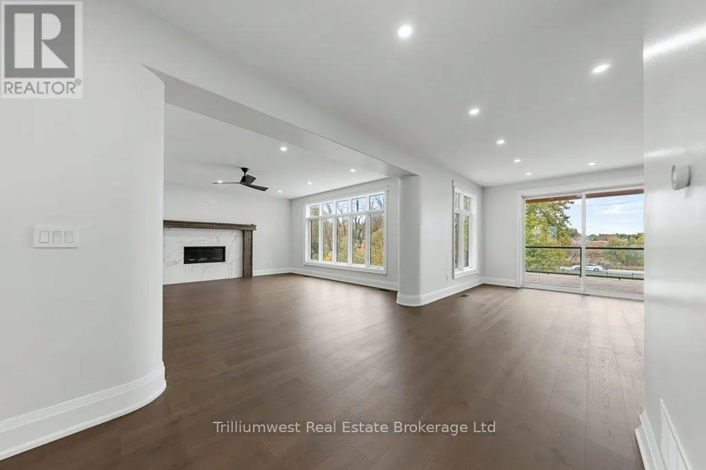 47 WHITCOMBE WAY