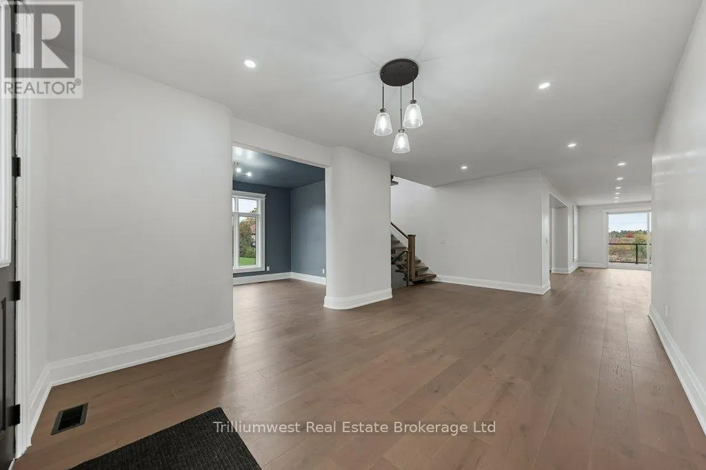 47 WHITCOMBE WAY